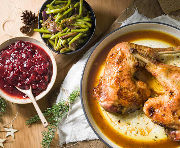 Hendlhaxerl mit lauwarmen Fisolensalat und Cranberrysauce