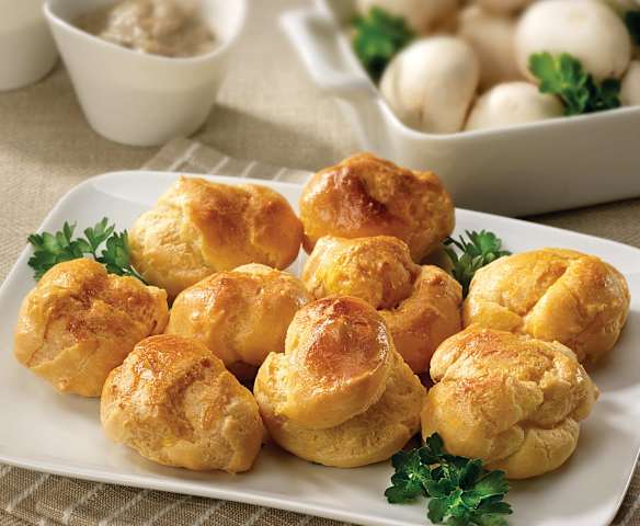 Bignè alla crema di funghi e speck