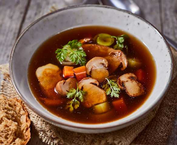 Klare Steinpilzsuppe