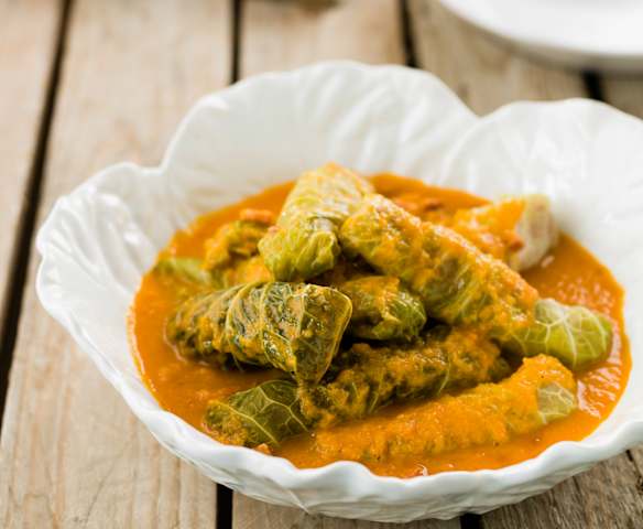 Salsichas enroladas em couve-lombarda