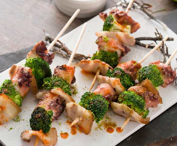 Brochetas de pulpo y brócoli con salsa kimchi al vacío