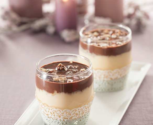 Vasitos de mascarpone con muesli crujiente y chocolate