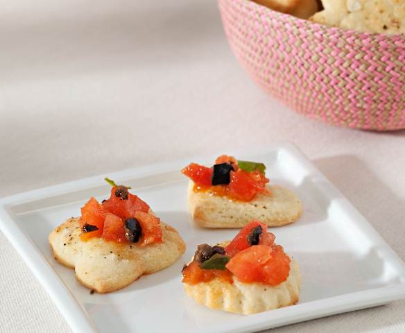 Galletas de queso y vinagreta de tomate