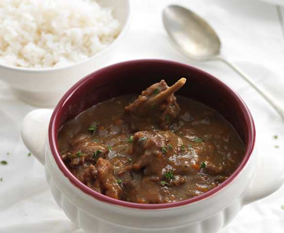 Coelho com ameixas e sultanas