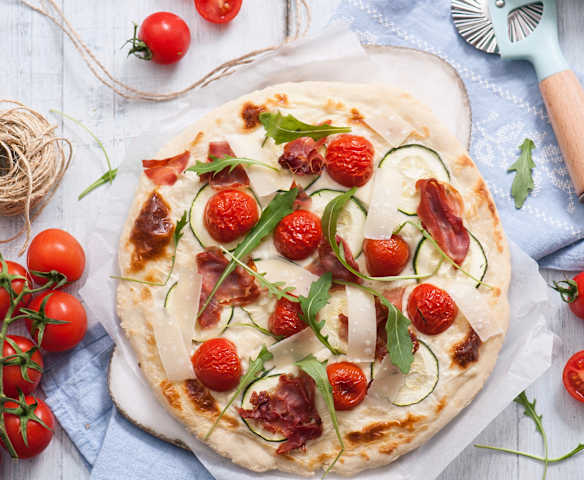 Pizza bianca z długodojrzewającą szynką i pomidorkami Pizza bianca z długodojrzewającą szynką i pomidorkami