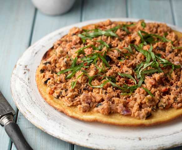 Socca con cobertura de atún, aceitunas y alcaparras Socca con cobertura de atún, aceitunas y alcaparras