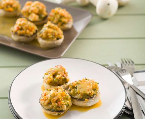 Champiñones rellenos de verdura y gambas para dos