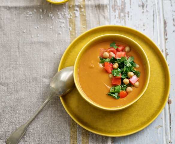Sopa de tomate com grão, lentilhas e coentros