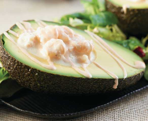 Abacates recheados com camarão e molho cocktail