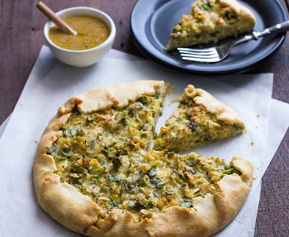 Galette de cebolletas y queso con mayonesa de tofu