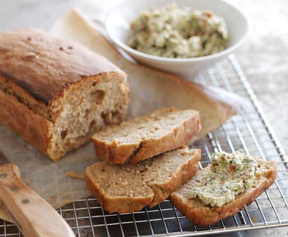 Pão de cerveja preta e patê de requeijão, manjericão e tomate seco