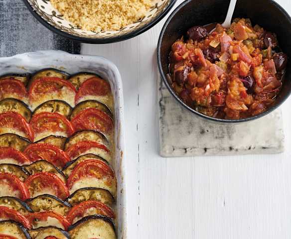Caprese de beringela no forno com cuscuz