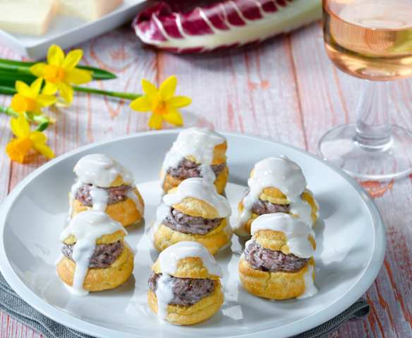 Bignè al radicchio con glassa al taleggio