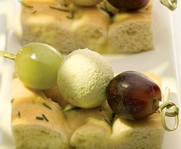 Spiedini di uva e ricotta con focaccia al rosmarino