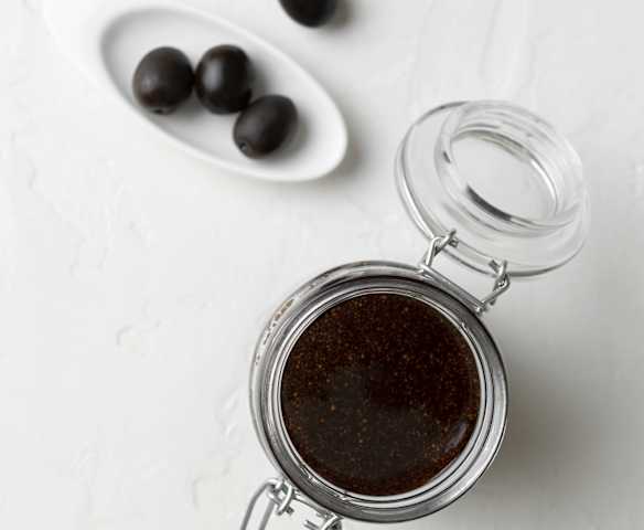 Aceite aromático con aceitunas negras