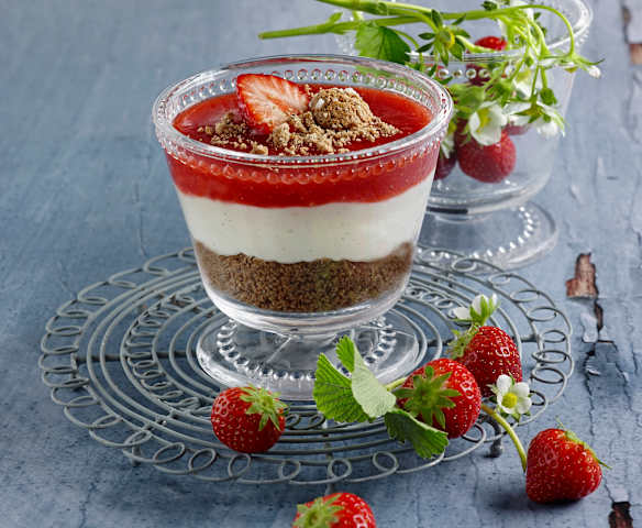 Mascarponecreme mit Amarettini und Erdbeersauce