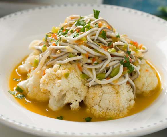 Coliflor al vapor con angulas de surimi en vinagreta de pimientos