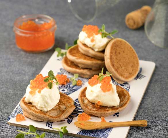 Buchweizenblinis mit Oberskren und Forellenkaviar