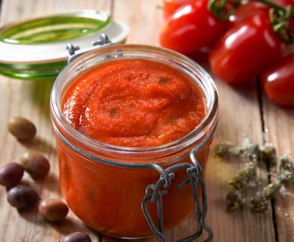 Conserva di pomodoro con olive