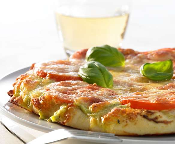 Pizza Bianco mit Pesto und Mozzarella