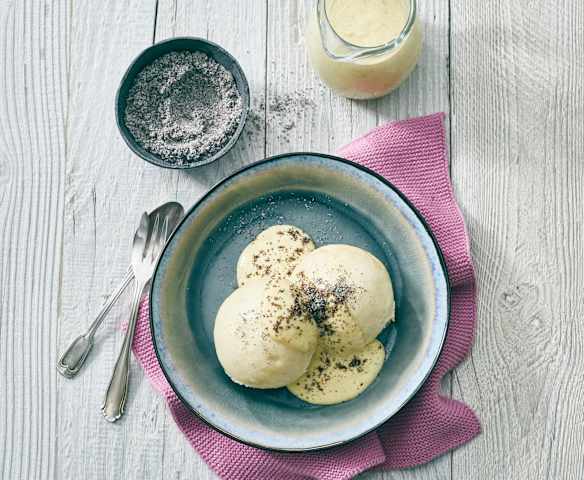 Pampuchy z cukrem makowym i budyniowym sosem waniliowym