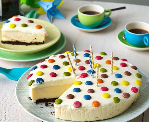 Tarta de cumpleaños de chocolate, vainilla y queso