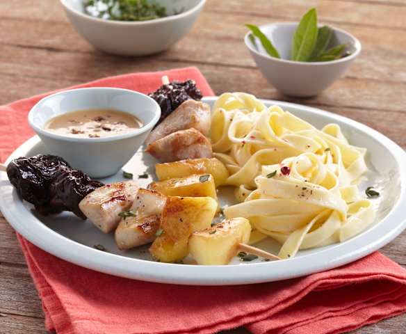 Brochette de lapin, pomme et pruneau