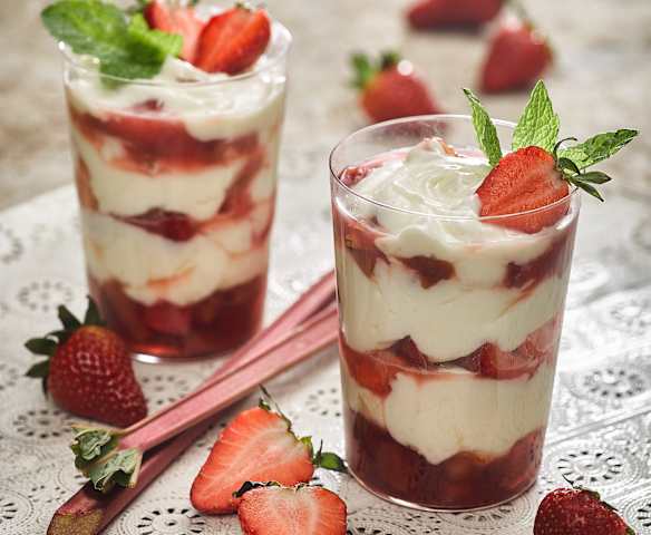 Vrstvený dezert s rebarborou a jahodami