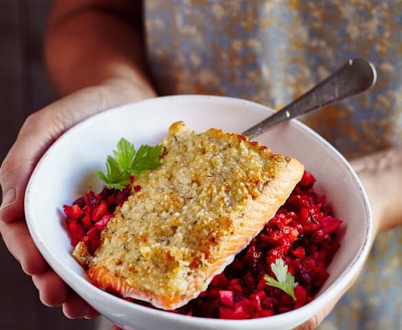 Macadamia-Parmesan-Forelle mit Rote-Bete-Salat
