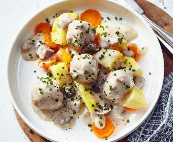 Bratwurst-Klopse mit Pilzsauce, Kartoffeln und Möhren