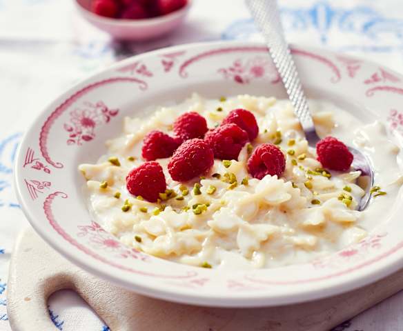 Süße Milchsuppe mit Himbeeren