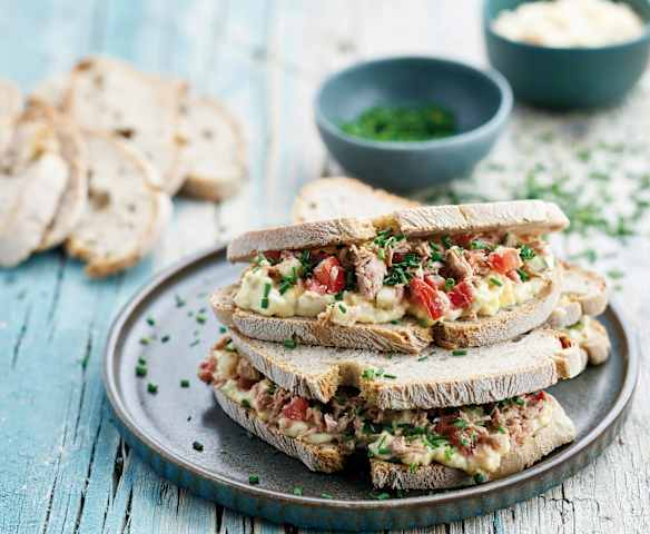 Sanduíche de atum, tomate e pepino