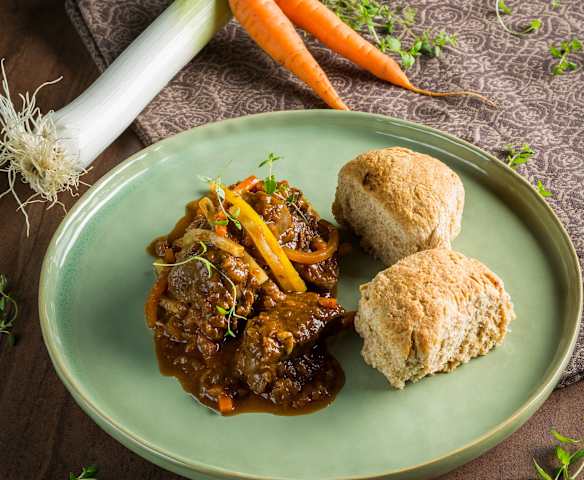 Hirschragout mit Wurzelallerlei und Lauchbuchteln