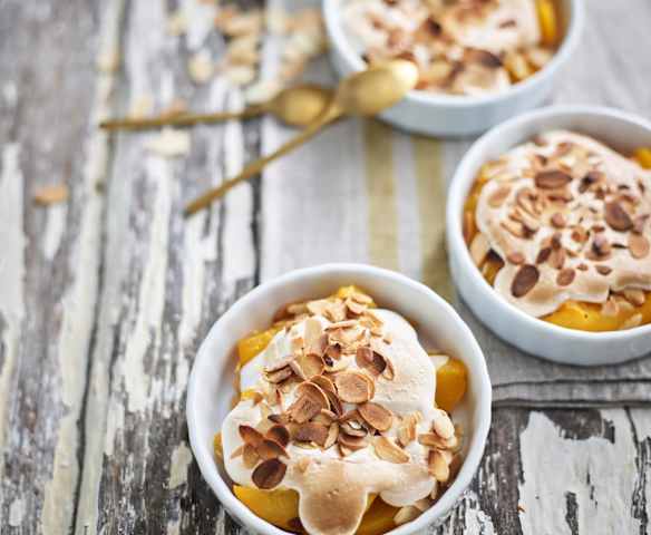 Pêssego com merengue e amêndoa torrada