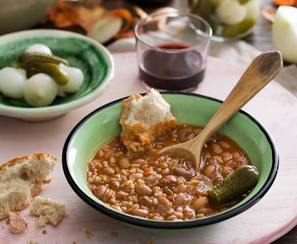 Judías pintas estofadas con arroz y verduras en cocción lenta