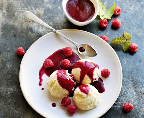 Glace au litchi, coulis de framboise
