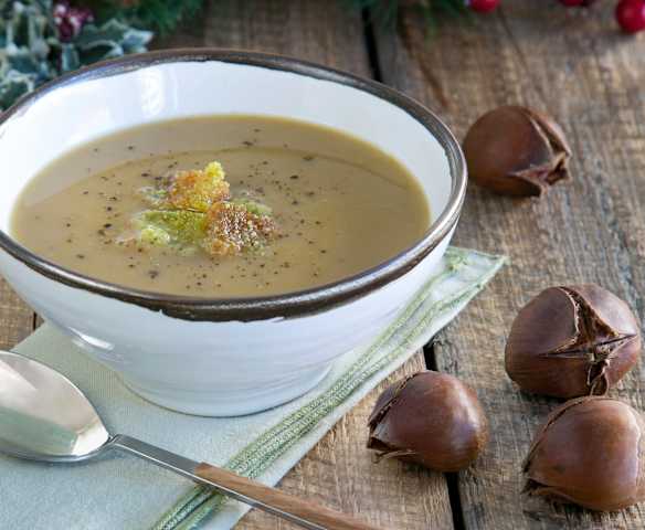Σούπα με κάστανα και κρουτόνια παρμεζάνας