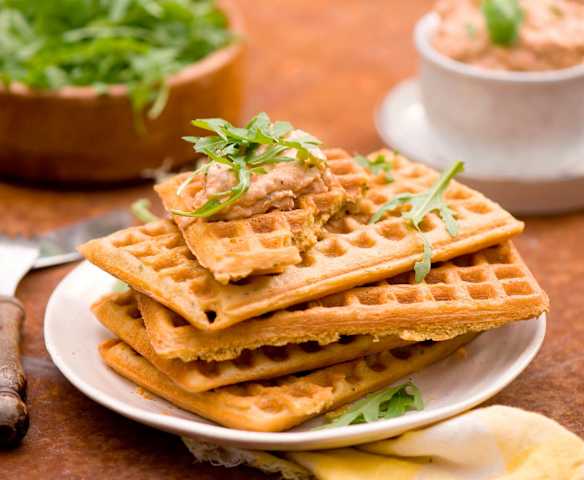 Gofry jaglane z pastą z suszonych pomidorów i rukolą