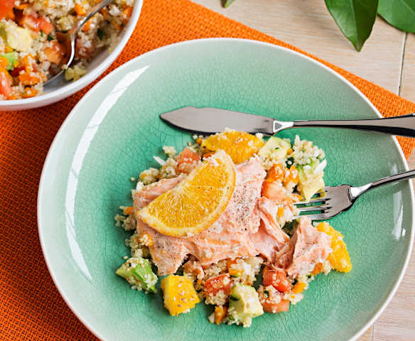 Salmón a la naranja con ensalada templada de quinoa