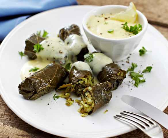 Gefüllte Weinblätter mit Zitronensauce