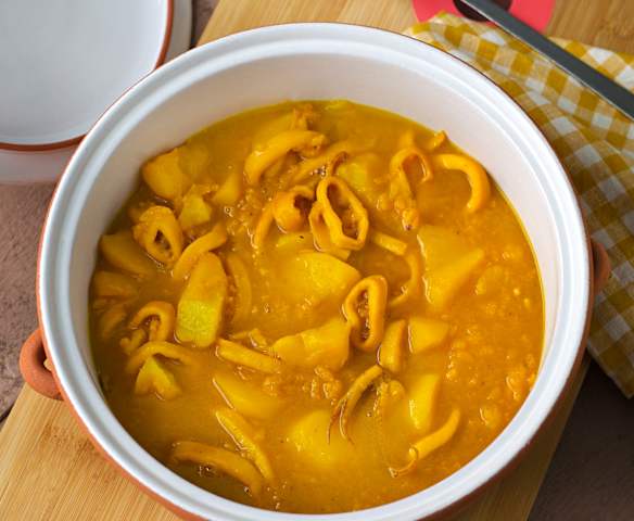 Patatas guisadas con calamares Patatas guisadas con calamares