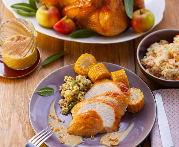 Truthahn mit Corn Bread Stuffing, Maiskolben und Coleslaw