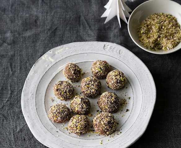 Blackberry vinegar chocolate truffles Blackberry vinegar chocolate truffles