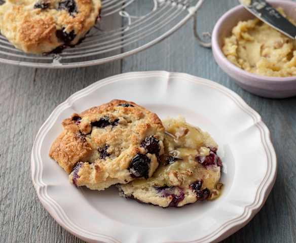 Scones ai mirtilli con burro di noci e miele