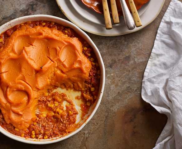 Empadão de atum e molho arrabiata com puré de batata-doce