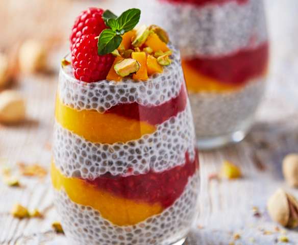Pudín de chía con mango y frambuesas