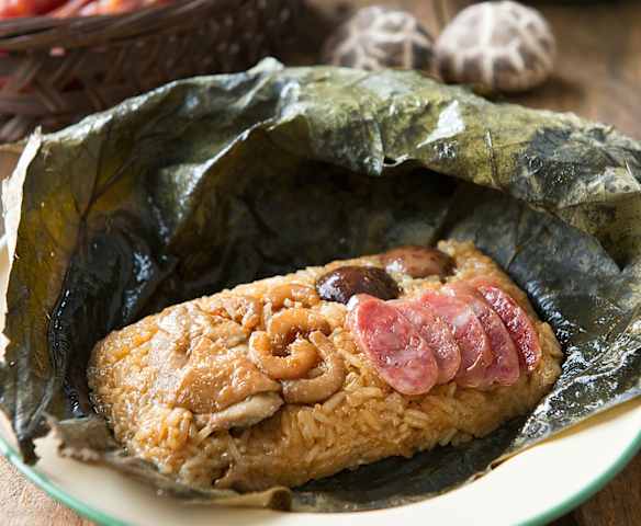Lo Mai Kai (Ketan Kukus Daun Teratai) Lo Mai Kai (Ketan Kukus Daun Teratai)