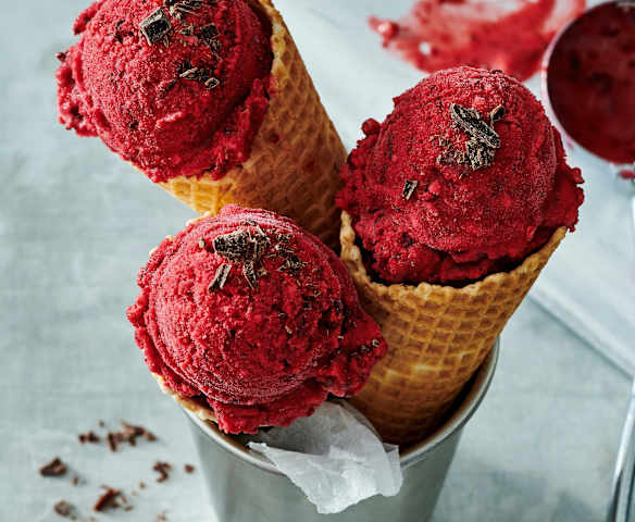 Kirscheis mit Schokostücken