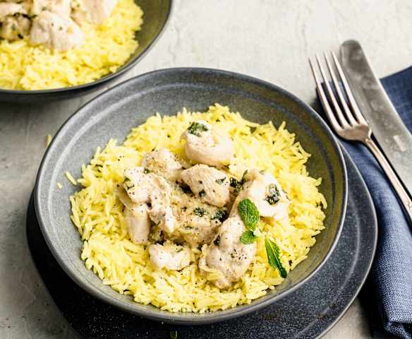 Arroz basmati de ervas e açafrão com frango Arroz basmati de ervas e açafrão com frango