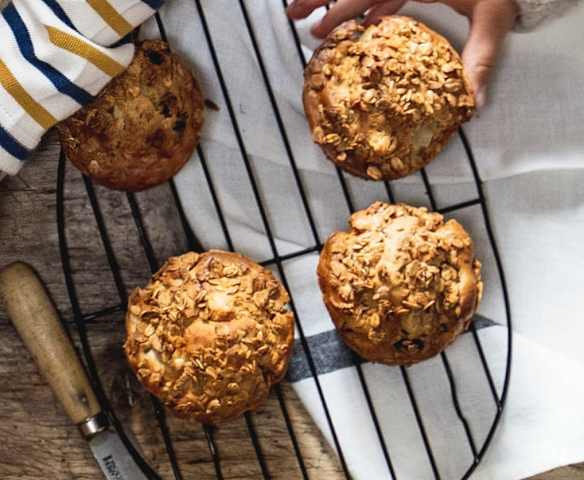 Muffins au granola, poire et raisins secs Muffins au granola, poire et raisins secs